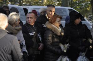 [VIDEO] Tłumy pożegnały Piotra Wawrzynowicza. Urna z prochami bestialsko zamordowanego studenta prawa spoczęła na cmentarzu w Świnoujściu