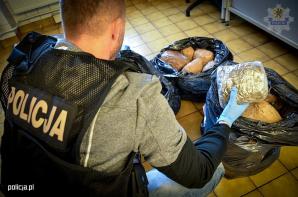 [VIDEO] 26-latek w kołach zapasowych przemycał marihuanę. Policjanci zabezpieczyli łącznie ponad 55 kg narkotyków.