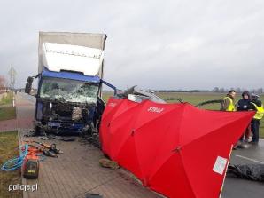 Czołowo w tira. Dwie ofiary śmiertelne. Policja apeluje o ostrożność!!!