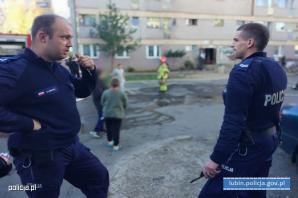 Ratowali ludzi z płonącego budynku