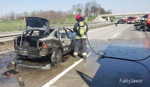 Wypadek na A4 . Strażacy ugasili płonące auto