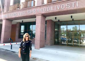 [VIDEO] The Ministry of Justice in Bratislava promised today quick help in issuing an international arrest warrant for the Slovak scientist Sławomir H., who is illegally detaining a 5-year-old girl in Moscow