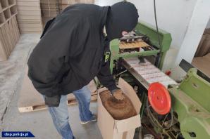 [VIDEO] Zlikwidowana grupa przestępcza, fabryka papierosów, krajalnia oraz 2 paczkowalnie. Zatrzymano 21 osób narodowości polskiej, wietnamskiej oraz chińskiej 