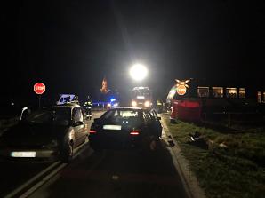 Zderzenie samochodu z pociągiem na DW667. Nie żyje 17-latek