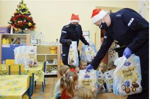 Dzielnicowi i kontrterroryści z prezentami u dzieci