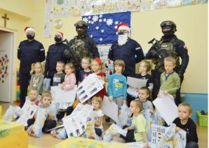 Dzielnicowi i kontrterroryści z prezentami u dzieci
