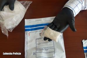 [VIDEO] Nietypowy finał interwencji związanej z ratowaniem życia. Policjanci zabezpieczyli ponad ćwierć kilograma narkotyków