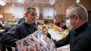 [VIDEO] Wigilia Caritas. Wspólny posiłek i prezenty pod choinkę