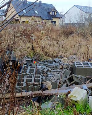 [VIDEO] Nielegalne składowisko śmieci na środku osiedla w podwrocławskim Smolcu! Zagrożenie zdrowia i życia a służby bezradne!