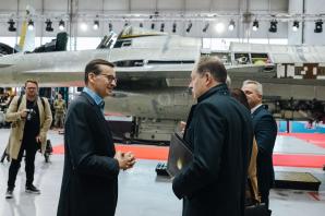 [VIDEO] F-16 serwisowane w bydgoskich Wojskowych Zakładach Lotniczych – premier wziął udział w uroczystości symbolicznego odbioru pierwszego myśliwca