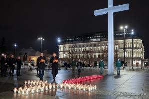 [VIDEO] ŚWIATŁO WOLNOŚCI w 41. rocznicę wprowadzenia stanu wojennego. Znicze zapalili również  Ambasadorowie Ukrainy, Belgii, Hiszpanii, Litwy oraz przedstawiciele ambasad m.in. Słowacji, USA, Wielkiej Brytanii i Irlandii Północnej i Francji