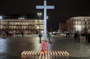 [VIDEO] ŚWIATŁO WOLNOŚCI w 41. rocznicę wprowadzenia stanu wojennego. Znicze zapalili również  Ambasadorowie Ukrainy, Belgii, Hiszpanii, Litwy oraz przedstawiciele ambasad m.in. Słowacji, USA, Wielkiej Brytanii i Irlandii Północnej i Francji