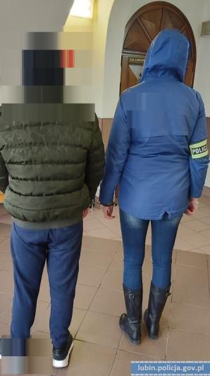 Porachunki nastolatków. Pięciu na jednego