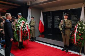 W środę przypadła 14. rocznica katastrofy smoleńskiej, w której zginęło 96 osób, w tym Prezydent RP Lech Kaczyński z Małżonką Marią. W Krakowie i Warszawie Prezydent Andrzej Duda oddał hołd ofiarom tragedii z 10 kwietnia 2010 roku