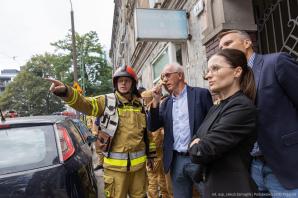 Pożar kamienicy w Poznaniu - na miejsce zdarzenia udał się wiceminister Wiesław Leśniakiewicz