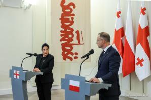 [VIDEO] O bezpieczeństwie w regionie Kaukazu, o Rosji, Ukrainie, Azerbejdżanie i Armenii Prezydent Gruzji rozmawiała w Warszawie z Prezydentem RP