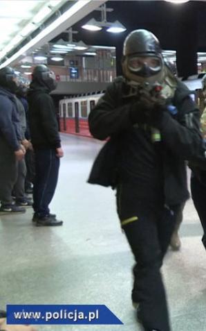 Spektakularne ćwiczenia w warszawskim metrze! 