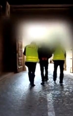 [VIDEO] Członkowie „mafii” handlującej Polakami na terenie Wielkiej Brytanii, zatrzymani przez dolnośląskich policjantów – podejrzani tymczasowo aresztowani