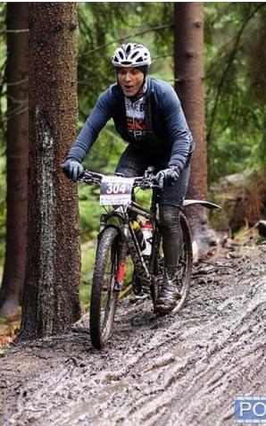 [VIDEO] Wrocławski policjant w rok przebiegł 2500 kilometrów, a rowerem przejechał ich 5500