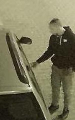 [VIDEO] DOLNOŚLĄSKIE: Czy rozpoznajesz tych mężczyzn? Policja poszukuje osób mogących mieć związek z podpaleniem pojazdów