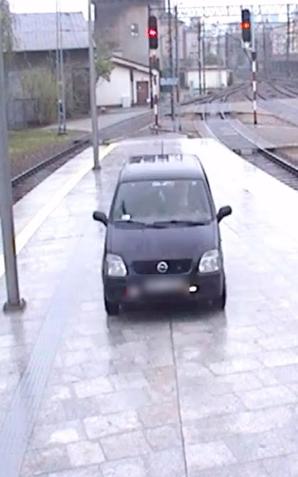 [VIDEO] Pijany kierowca wjechał na peron dworca kolejowego. Był kompletnie pijany!
