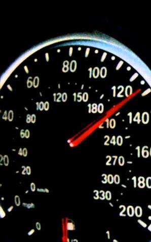 [VIDEO] Wrocławscy policjanci z grupy ,,Speed’’ zatrzymali kierowcę, który na trasie S5 jechał z prędkością ponad 200 km/h