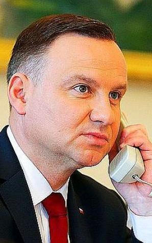 O zakupie środków ochrony osobistej, materiałów, maszyn i sprzętu medycznego potrzebnych do zwalczania epidemii koronawirusa Andrzej Duda telefonicznie z Prezydentem Chin