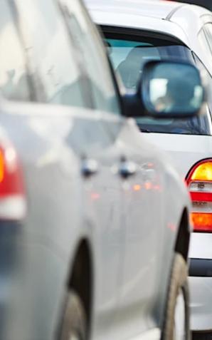 Rodzina zapomniała zabrać seniora z parkingu. Pomogli policjanci z drogówki