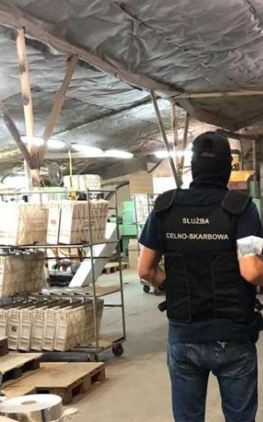 [VIDEO] Zlikwidowali fabrykę i zatrzymali nielegalną produkcję papierosów na masową skalę