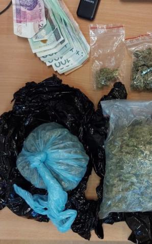 [VIDEO] Ponad 10 kg zabezpieczonych środków i 11 zatrzymanych osób. Uderzenie w lokalną przestępczość narkotykową