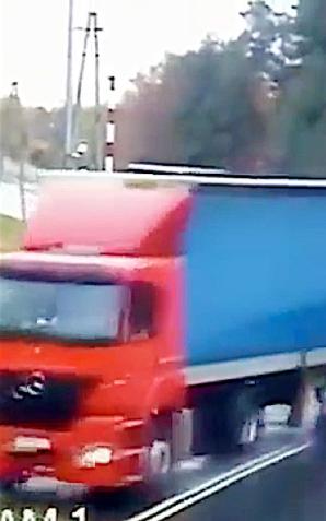 [VIDEO] O włos od tragedii. Skrajna nieodpowiedzialność kierowcy TIRa