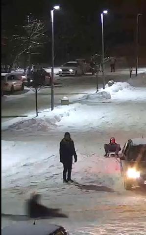 [VIDEO] Drifty i kulig za autem, czyli niebezpieczne zimowe zabawy