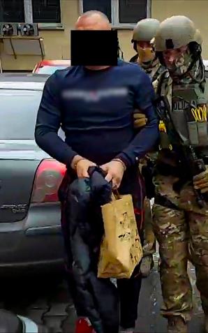 [VIDEO]  Kolejni zatrzymani za przestępczość narkotykową. Członkowie gangu mogli przemycić z Hiszpanii, a następnie rozprowadzić w Polsce kilka ton narkotyków