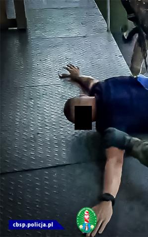 Jeden z szefów międzynarodowego gangu przemytników przed sądem. Narkotyki przemycano do Polski z Holandii, Hiszpanii i Niemiec. Grupa przemycała narkotyki z Hiszpanii do Włoch, Belgii, Niemcy oraz Wielkiej Brytanii.