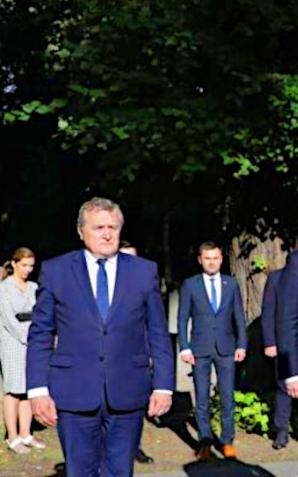 Wicepremier Piotr Gliński wspólnie z ambasadorem Ukrainy uczcił pamięć żołnierzy ukraińskich walczących po polskiej stronie w czasie wojny polsko-bolszewickiej