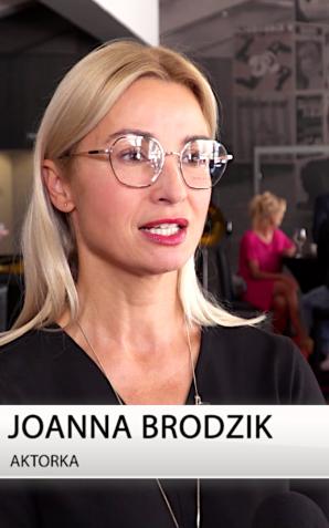 [VIDEO] Joanna Brodzik: Wierzę, że teatry zapełnią się wkrótce widzami, bo spełniają funkcję terapeutyczną. Oczyszczają ze złych emocji i przynoszą ukojenie