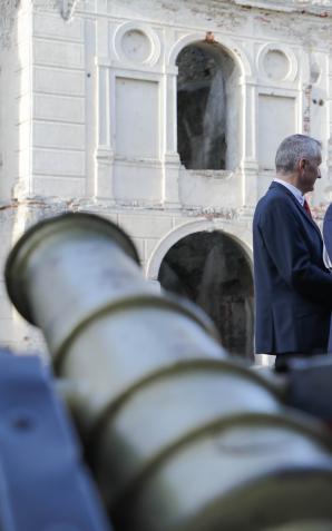 Wicepremier Piotr Gliński zwiedził ruiny Zamku Krzyżtopór w Ujeździe