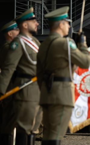 Uroczystość wręczenia odznaczeń i medali funkcjonariuszom Straży Granicznej z udziałem wiceministra Błażej Pobożnego