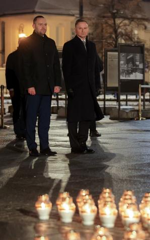 [VIDEO] ŚWIATŁO WOLNOŚCI w 41. rocznicę wprowadzenia stanu wojennego. Znicze zapalili również  Ambasadorowie Ukrainy, Belgii, Hiszpanii, Litwy oraz przedstawiciele ambasad m.in. Słowacji, USA, Wielkiej Brytanii i Irlandii Północnej i Francji