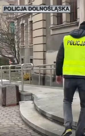 Najpierw wjechali autem w grupę pieszych idących chodnikiem, a następnie maczetami zranili 25-latka. Sprawców przestępstwa zatrzymali policjanci