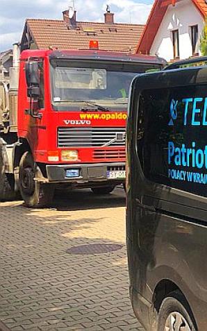 [VIDEO] Kompromitacja wójta gminy Psary! Zezwolił bardzo ciężkim ciężarówkom jeździć po osiedlowej drodze w Malinowicach zbudowanej na glinie  wyłożonej nie twardym tłuczniem, ale miękkimi, rozbitymi cegłami! 