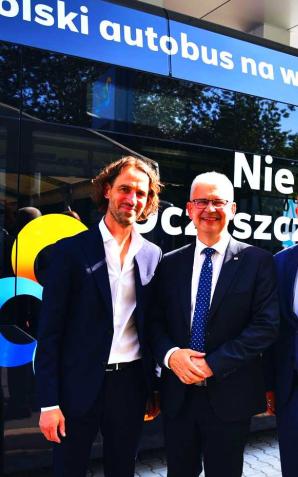 Wiceminister Ireneusz Zyska na otwarciu stacji wodorowej w Warszawie