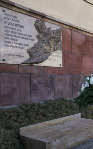 [VIDEO] W sobotę przed południem Prezydenci Polski i Węgier złożyli kwiaty przy tablicy smoleńskiej