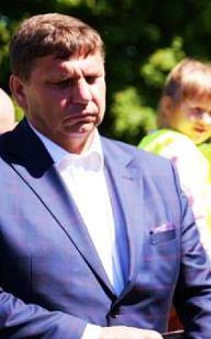 Minister rolnictwa i rozwoju wsi Czesław Siekierski uczestniczył  w spotkaniu z sadownikami, które odbywało się w Skotnikach i Samborcu przed otwarciem XXXIV Święta Kwitnącej Jabłoni