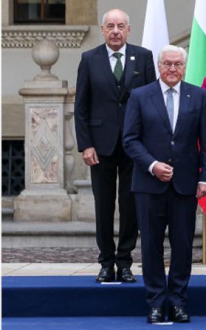 O priorytetach zbliżającej się prezydencji Polski  w Radzie UE,   w obliczu globalnych wyzwań,  tematami rozmów przywódców uczestniczących  w szczycie Grupy Arraiolos