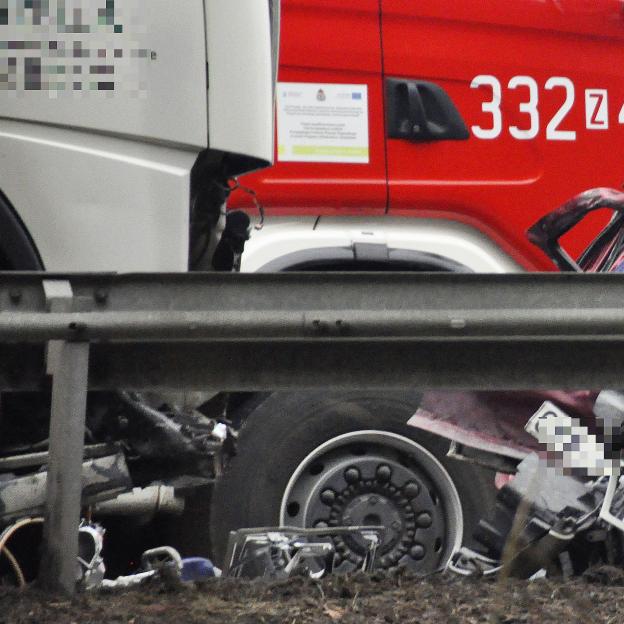 [VIDEO] Zachodniopomorskie: Zginęły dwie siostry służki. Ich punto zostało zepchnięte przez passata pod ciężarówkę