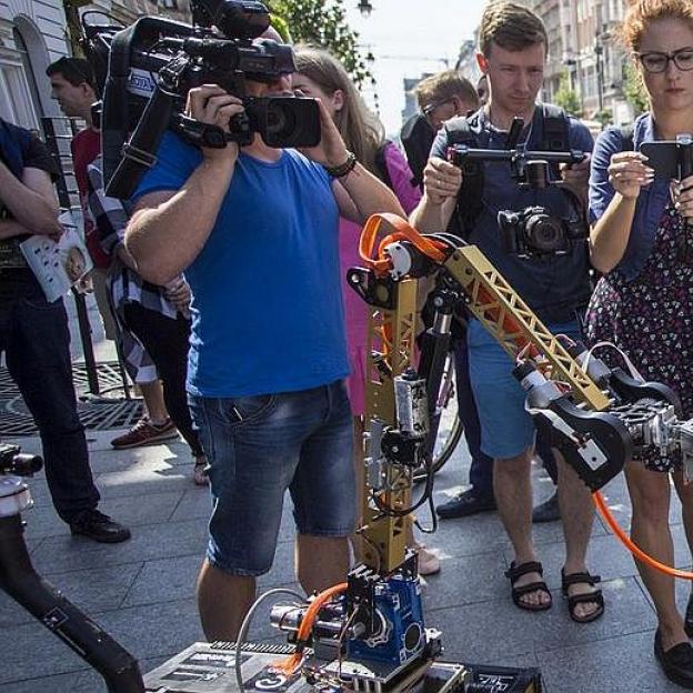 Łódzki Łazik Marsjański podbija świat. Ma pomagać ludziom, brać udział w akcjach ratowniczych