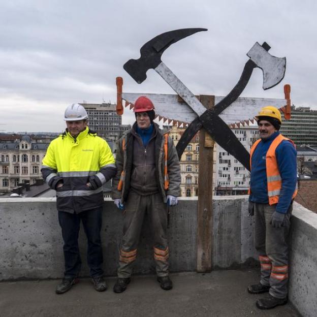 Wiecha zawisła nad budynkiem Teal Office