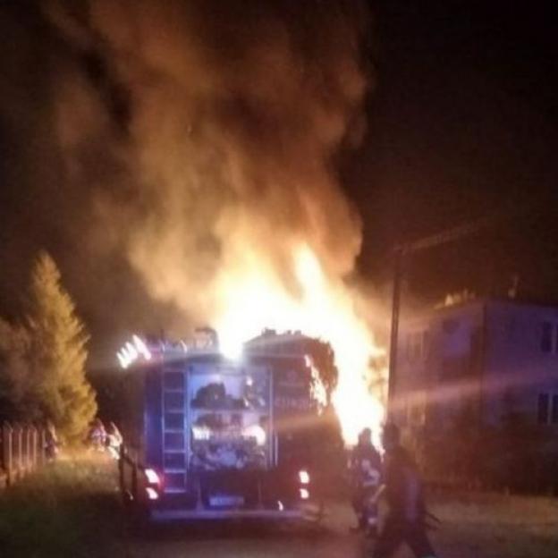 Uratowali staruszkę z płonącego domu