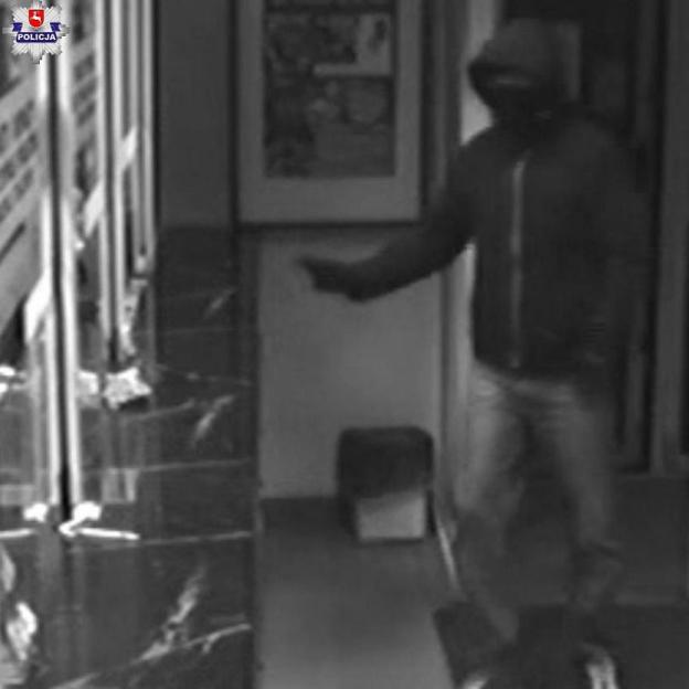 Napadł na pocztę z bronią gazową i strzelił do pracownicy. Został tymczasowo aresztowany